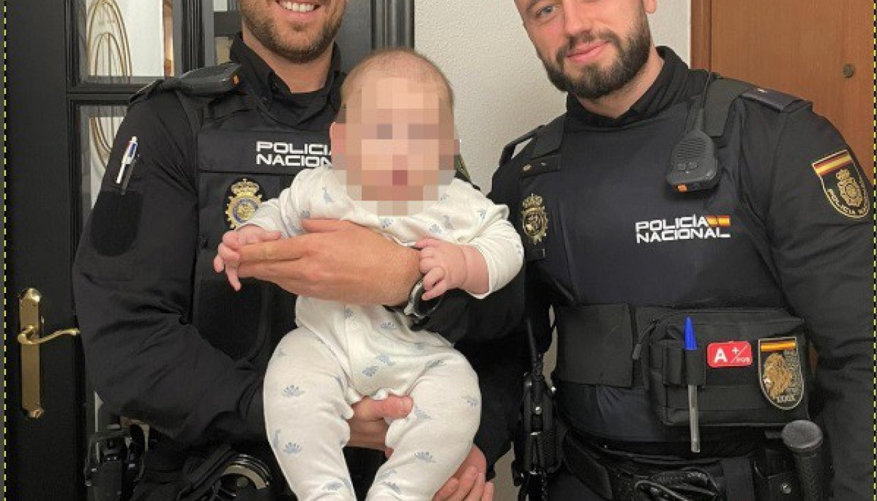 Agentes de la Policía Nacional han logrado salvar la vida en Alicante a un bebé, de tan solo seis meses de edad, que se encontraba en su domicilio y no podía respirar.
