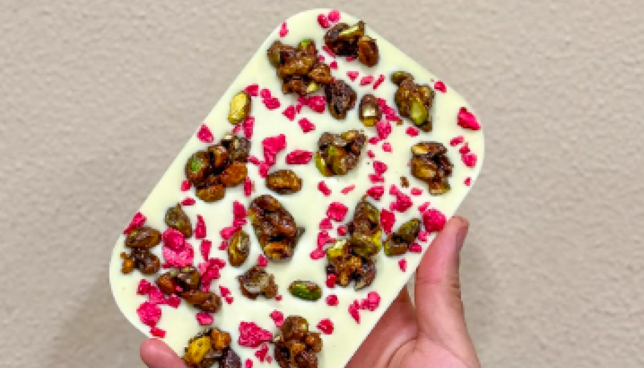 Tableta de chocolate blanco con pistacho caramelizado de Pan e Canela