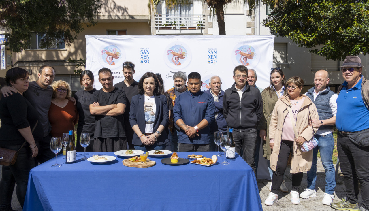 Locales y autoridades durante la presentaciou0301n del Portonovo Gastronou0301mico 2025 | Cedida