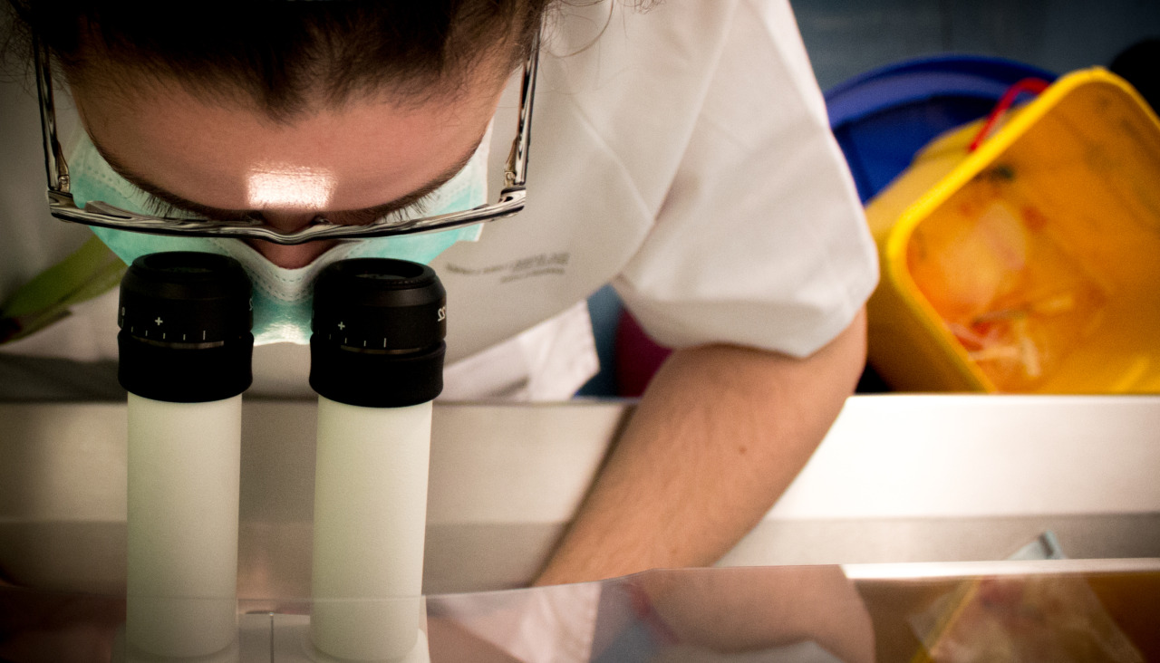 Primer plano de cientifica analizando una muestra