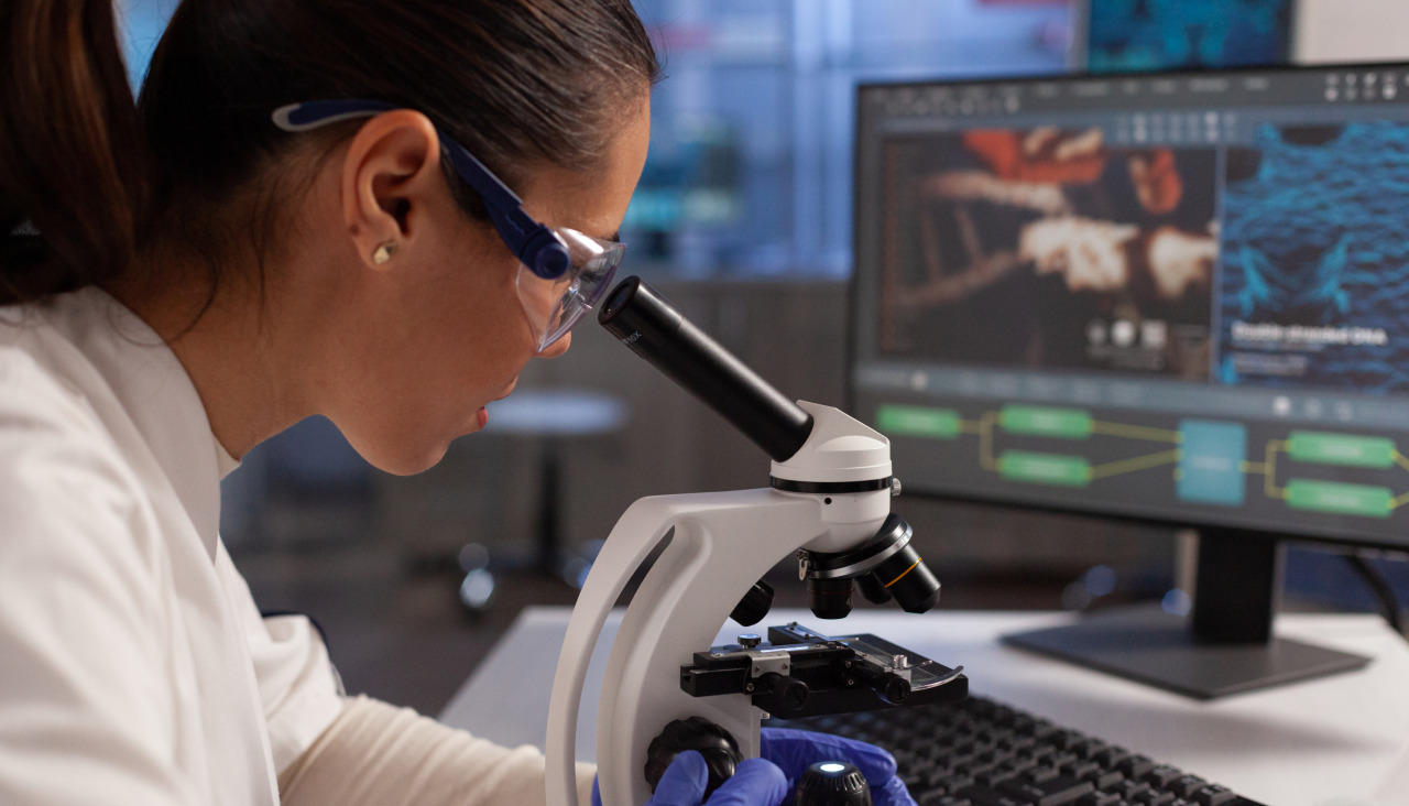 Bioquimico que trabaja en el microscopio para la ilustracion celular en la pantalla de la computadora en el laboratorio quimico mujer cientifica analizando adn del virus tejido celular diagrama de nucleo de plasma y hemoglobina