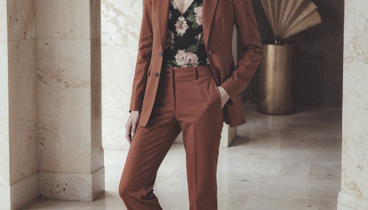 Traje terracota con blusa floral de cuello en V Sumissura