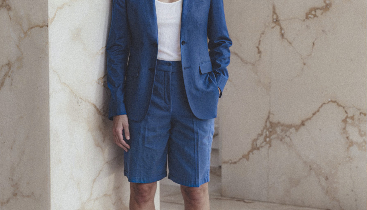 Traje azul con bermudas y camiseta sin mangas Sumissura