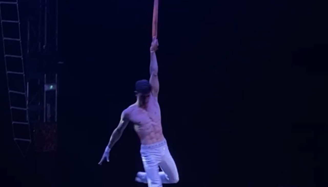 Un artista realiza malabares suspendido en el aire, en uno de los impactantes nuu0301meros aeu0301reos del espectau0301culo.