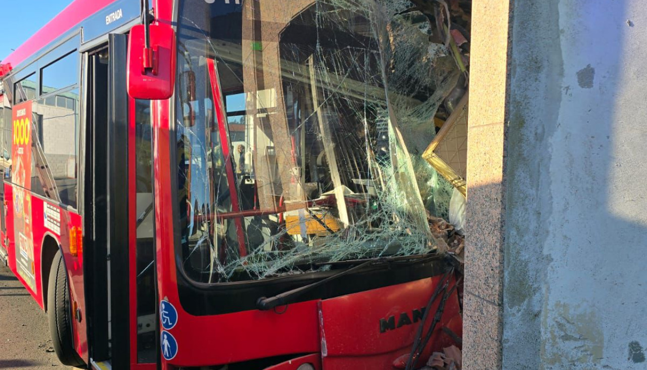 Autobu00fas urbano de A Coruu00f1a choca contra casa de Meicende