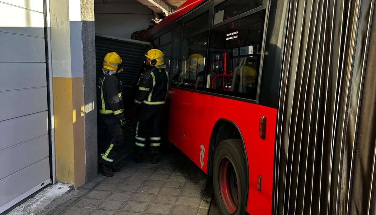 Bus urbano de A Coruu00f1a choca contra una casa de Meicende