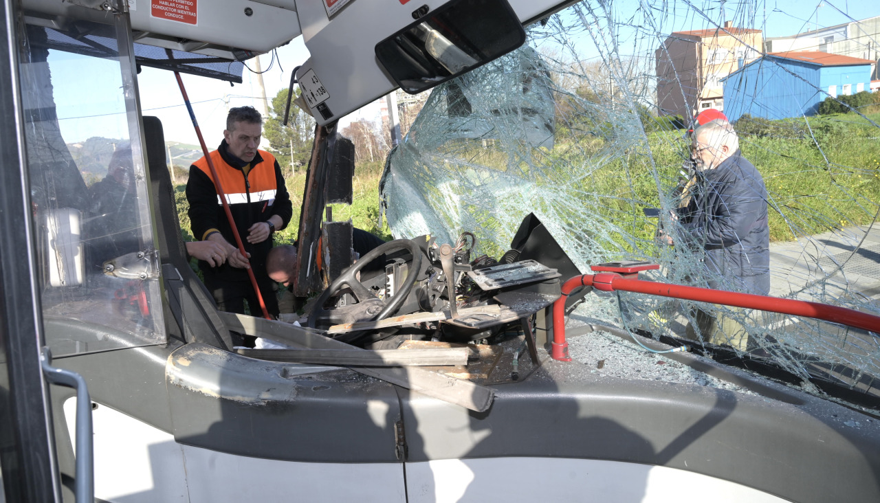 Autobús urbano de A Coruña choca contra una casa en Meicende @ Javier Alborés (5)