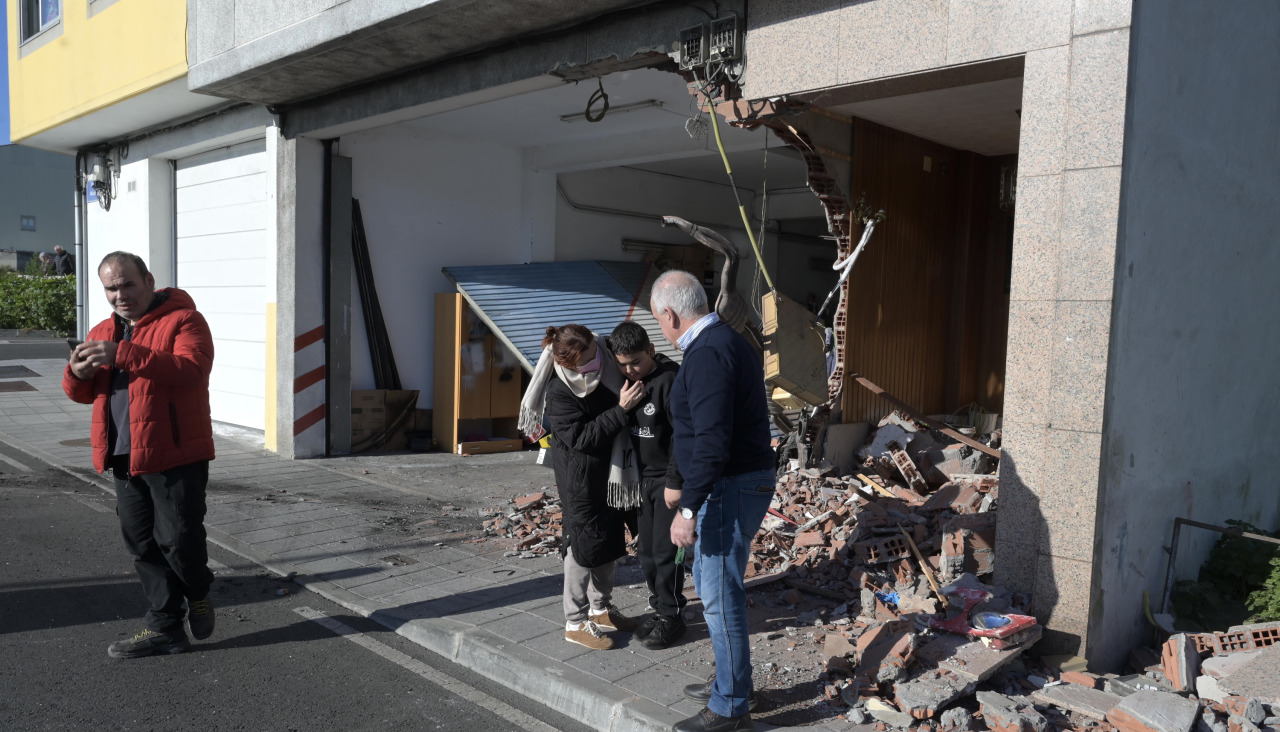 Autobús urbano de A Coruña choca contra una casa en Meicende @ Javier Alborés (6)