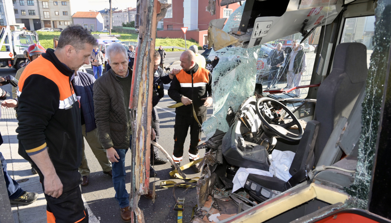 Autobús urbano de A Coruña choca contra una casa en Meicende @ Javier Alborés (4)