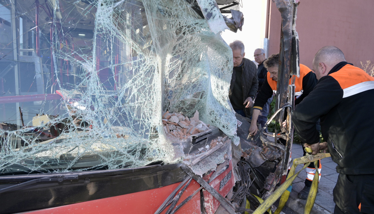 Autobús urbano de A Coruña choca contra una casa de Meicende @ Javier Alborés (4)