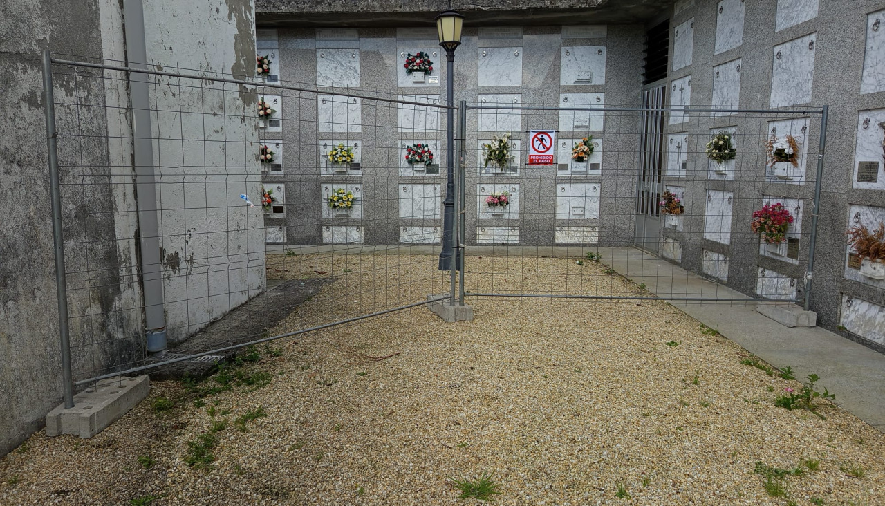Zona de panteones cerrada en el cementerio de Bergondo (1)