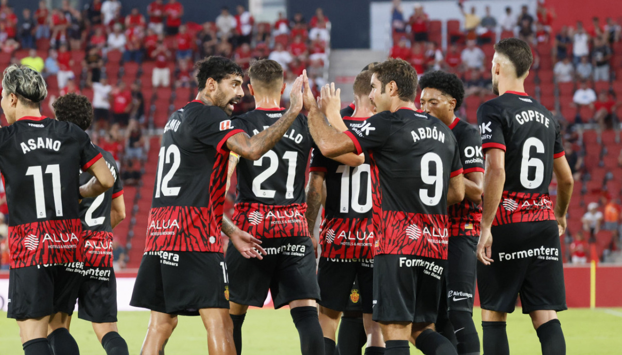PALMA DE MALLORCA, 10/08/2024.- Los jugadores del RCD Mallorca celebran un gol durante el partido del Trofeo Ciudad de Palma que RCD Mallorca y Bolonia FC disputan hoy sábado en el estadio de Son Moix, en Palma.- EFE/CATI CLADERA