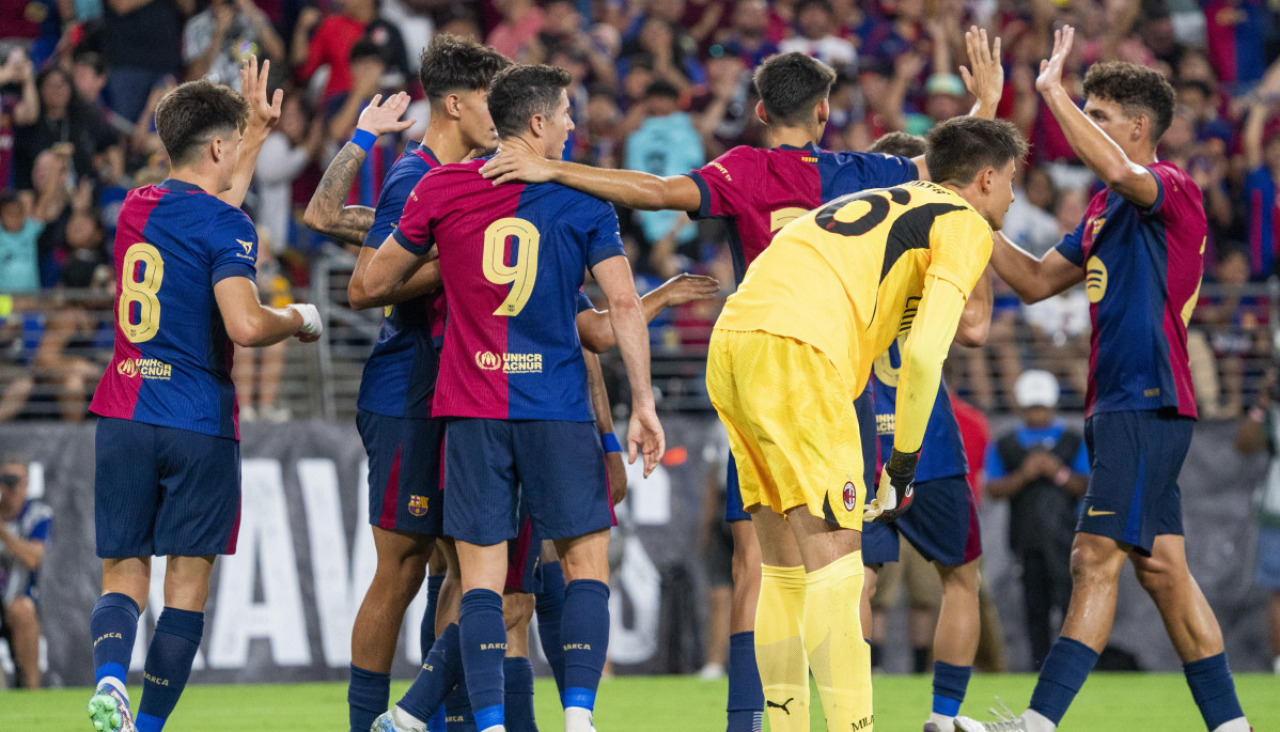 Baltimore (United States), 06/08/2024.- Robert Lewandowski of FC Barcelona celebrates with his teammates after scoring against Goalkeeper Lorenzo Torriani of AC Milan during the DIRECTV Soccer Champions Tour friendly match between FC Barcelona and AC Milan at M&T Bank Stadium in Baltimore, Maryland, USA, 06 August 2024. (Futbol, Amistoso) EFE/EPA/SHAWN THEW