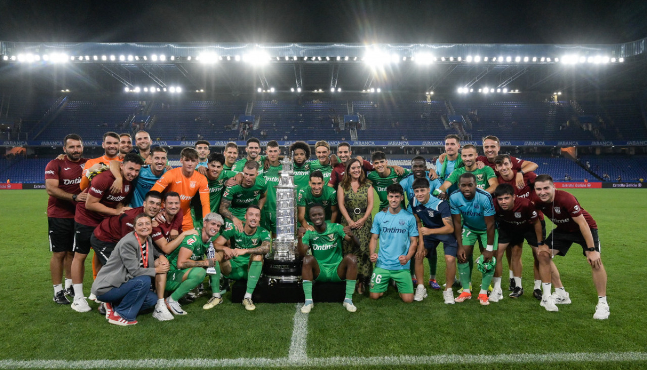 A CORUÑA, 10/08/2024.- Los jugadores del Leganés posan con el Trofeo Teresa Herrera tras el partido que Deportivo de La Coruña y CD Leganés jugaron hoy sábado en el estadio de Riazor, en A Coruña. EFE/Moncho Fuentes