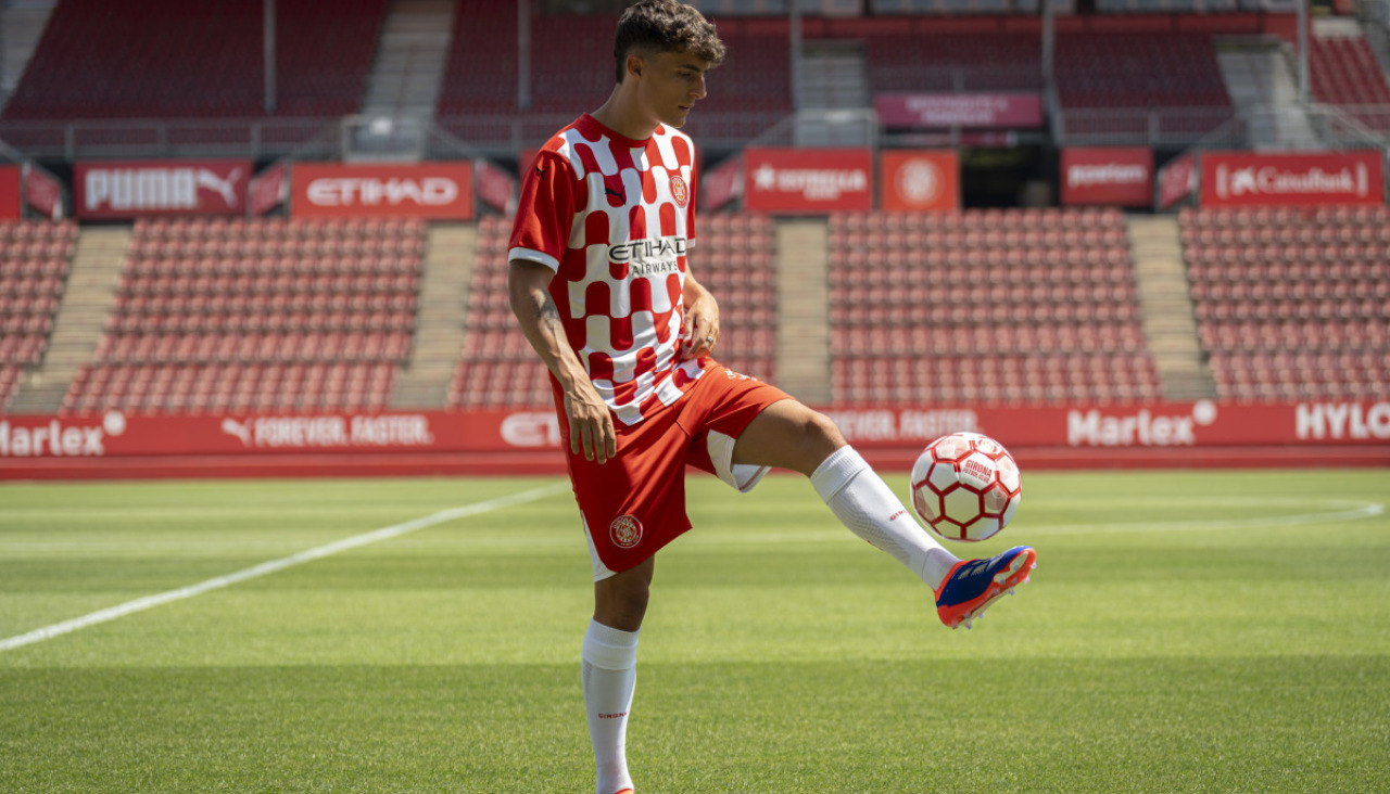 El defensa Alejandro Francu00e9s, procedente del Real Zaragoza, durante su presentaciu00f3n como nuevo futbolista del Girona EFE David Borrat