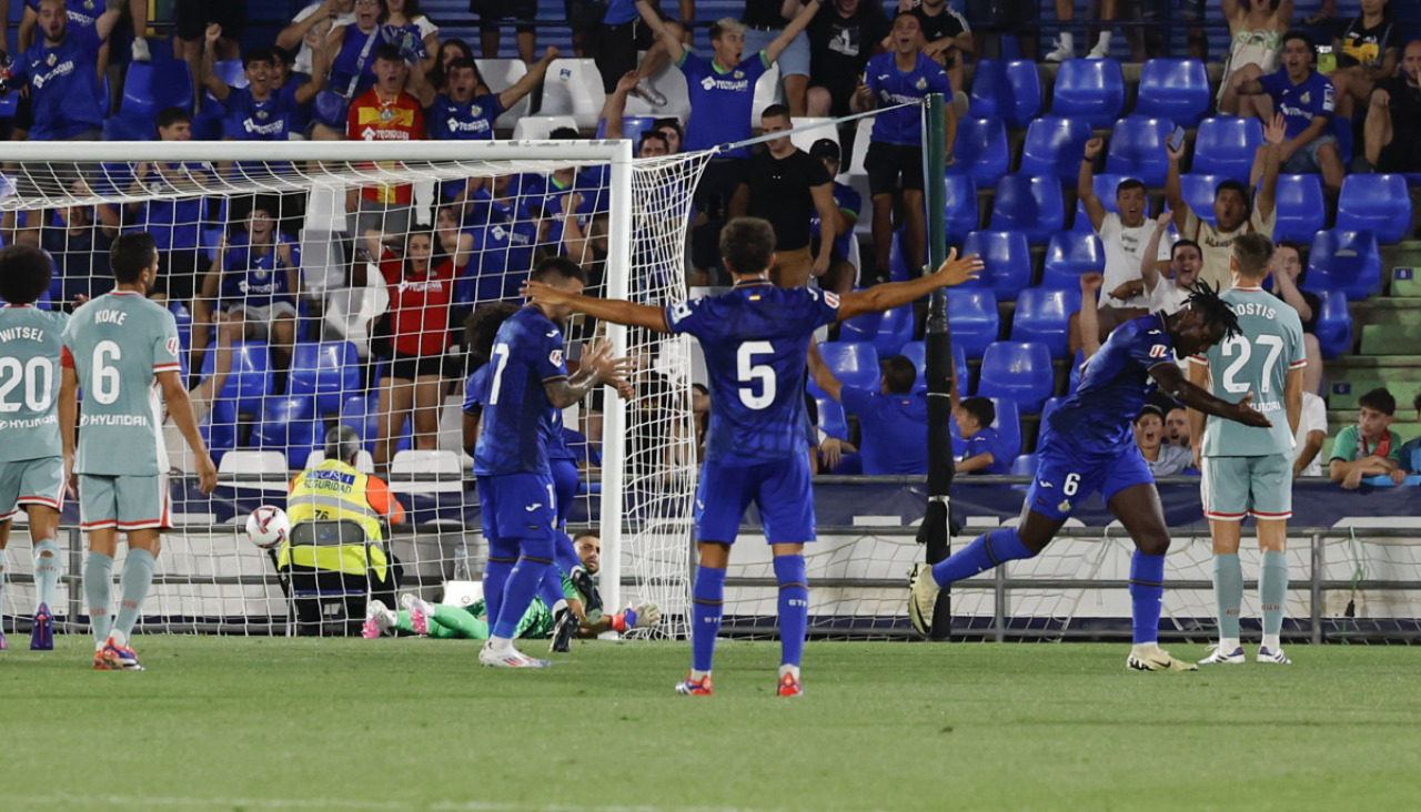 GETAFE, 03/08/2024.- El delantero nigeriano del Getafe CF Ikechukwu Uche (2d) celebra su gol durante el partido amistoso que Atlético de Madrid y Getafe CF disputan hoy sábado en el Coliseo de Getafe. EFE/JJ Guillén