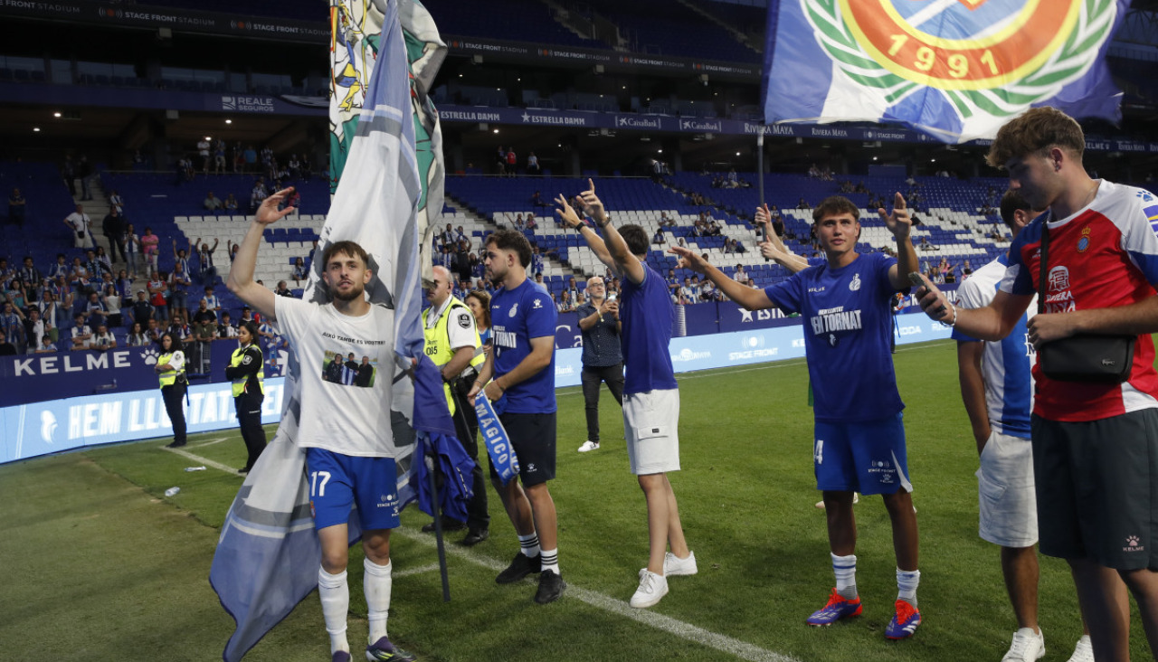 CORNELLÀ DE LLOBREGAT (BARCELONA), 23/06/2024.- Los jugadores del Espanyol celebran el ascenso a LaLiga EA Sports tras vencer al Oviedo, este domingo en el Stage Front Stadium de Cornellà de Llobregat (Barcelona). EFE/ Toni Albir