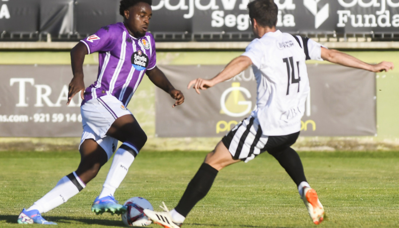 SEGOVIA, 23/07/2024.- El defensa camerunés Flavien Boyomo (i), en un momento del partido de fútbol entre la Gimnástica Segoviana y el Real Valladolid esta tarde en Segovia. EFE/PABLO MARTIN