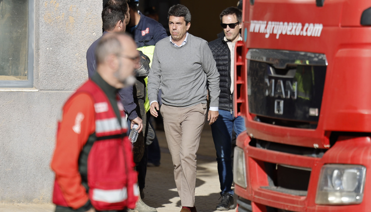BENETÚSSER (VALENCIA), 18/01/2025.- El president de la Generalitat, Carlos Mazón (C), visita el lugar del suceso este sábado después de que una persona muriera y otra resultara herida al derrumbarse la escalera del garaje de un edificio situado en el municipio valenciano de Benetússer, uno de los afectados por la dana del pasado 29 de octubre. EFE/ Ana Escobar
