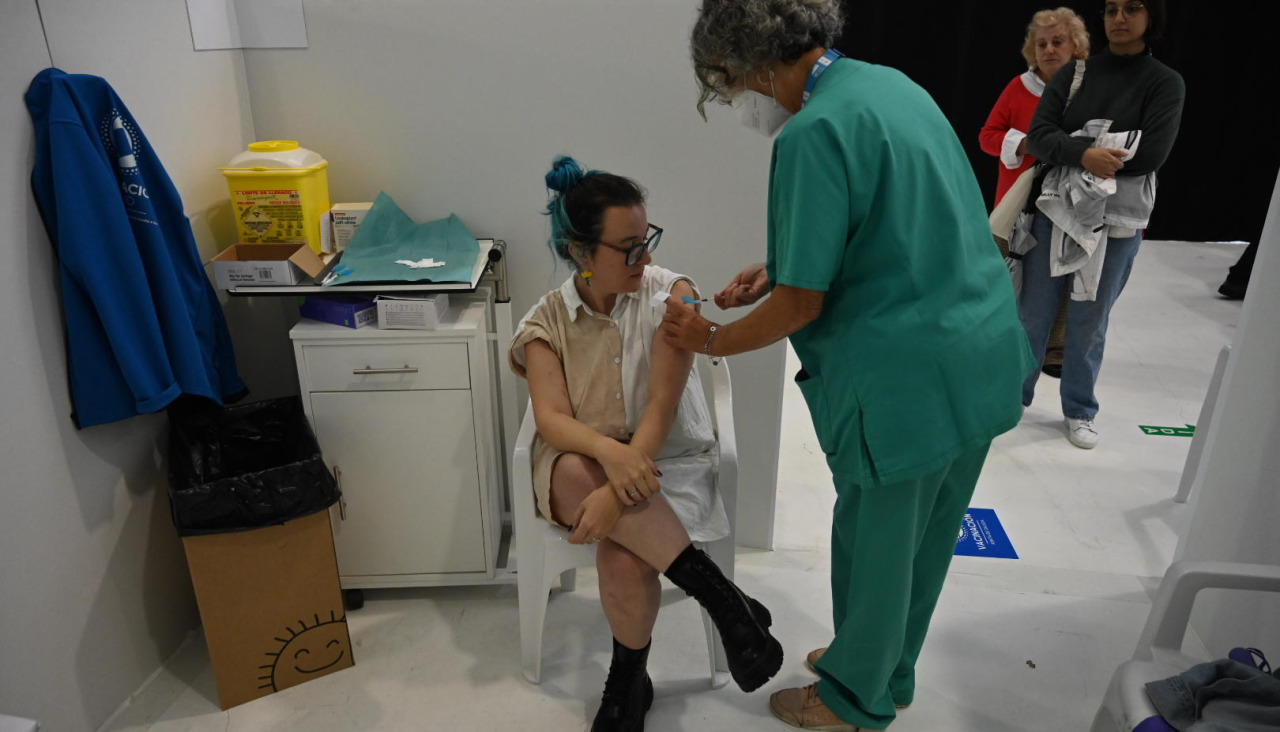 Una coruu00f1esa recibe la vacuna @Pedro Puig (2)