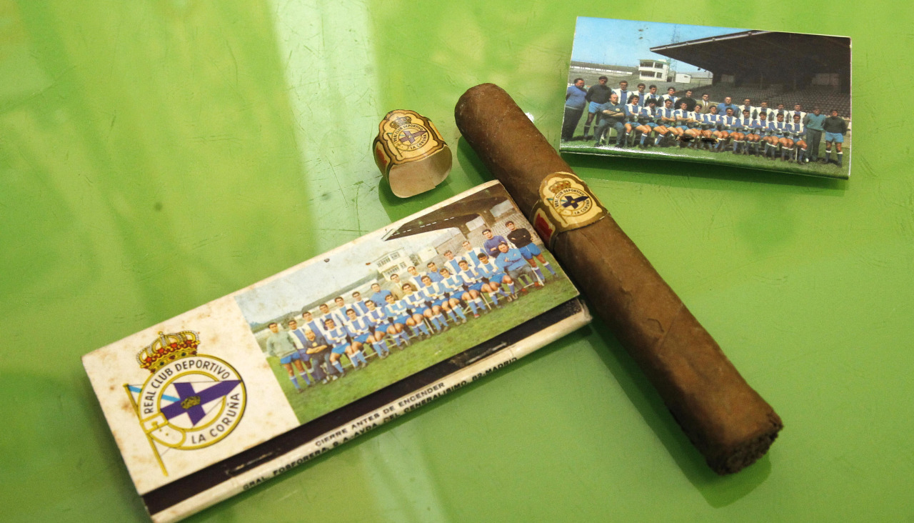 Un puro y cerillas antiguas del Deportivo