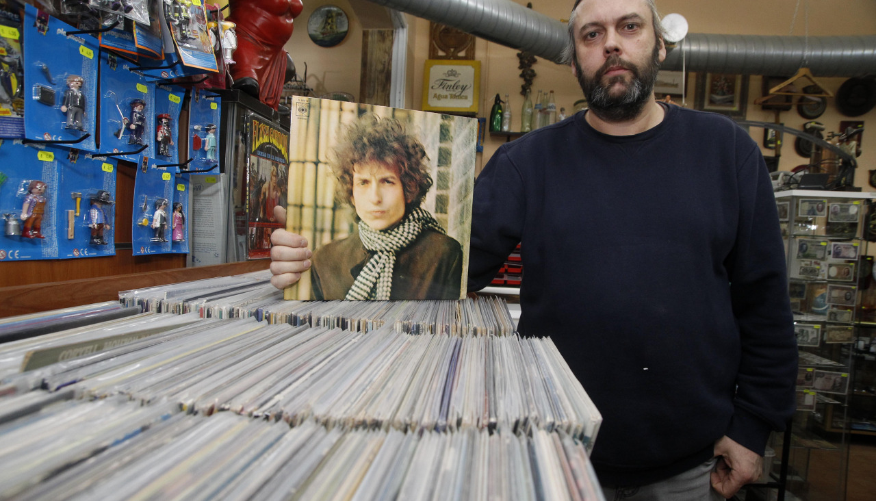Javier Regueiro, el dueu00f1o del establecimiento, posa con el vinilo del u2018Blonde on Blondeu2019, de Bob Dylan quintana