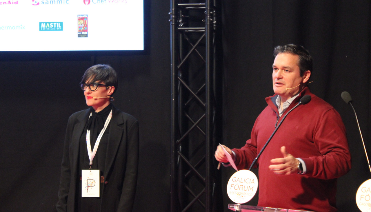 Vanessa Varela y Joseu0301 Luis Cabarcos durante la cata de maridajes de helados y vinos en el Galicia Fou0301rum Gastronou0301mico.