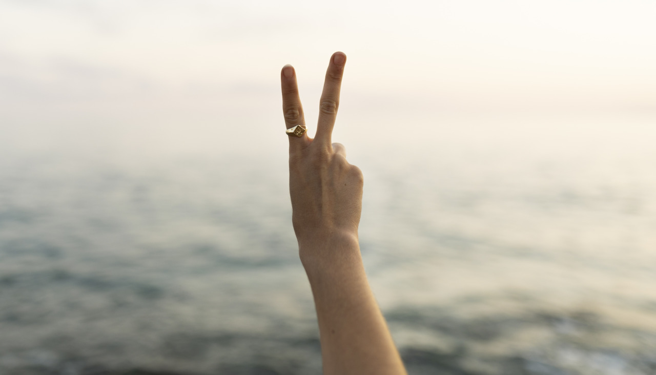 Anillo con mano en la playa