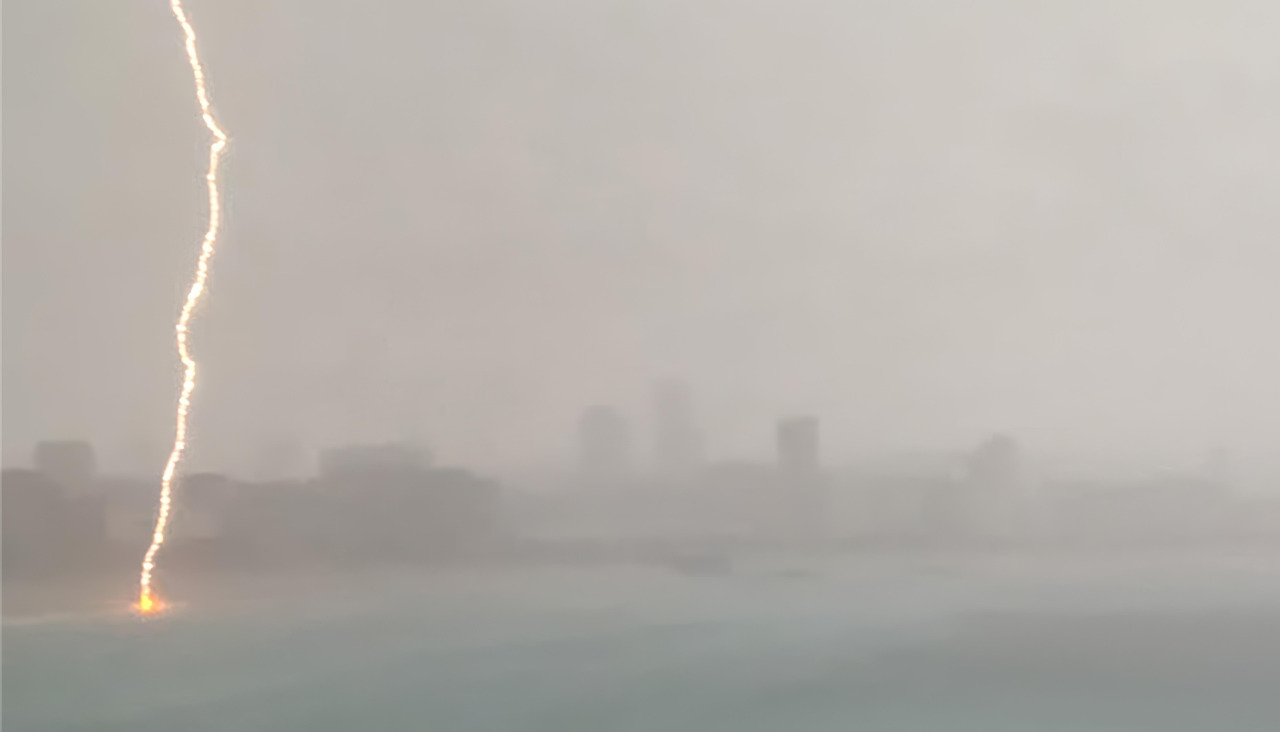 El rayo que impactó en el arenal de Riazor