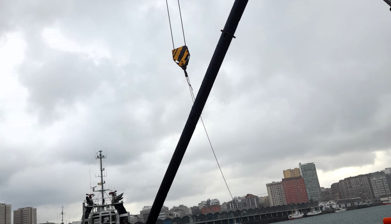 Salvamento Maru00edtimo retira una tuberu00eda peligrosa en A Coruu00f1a