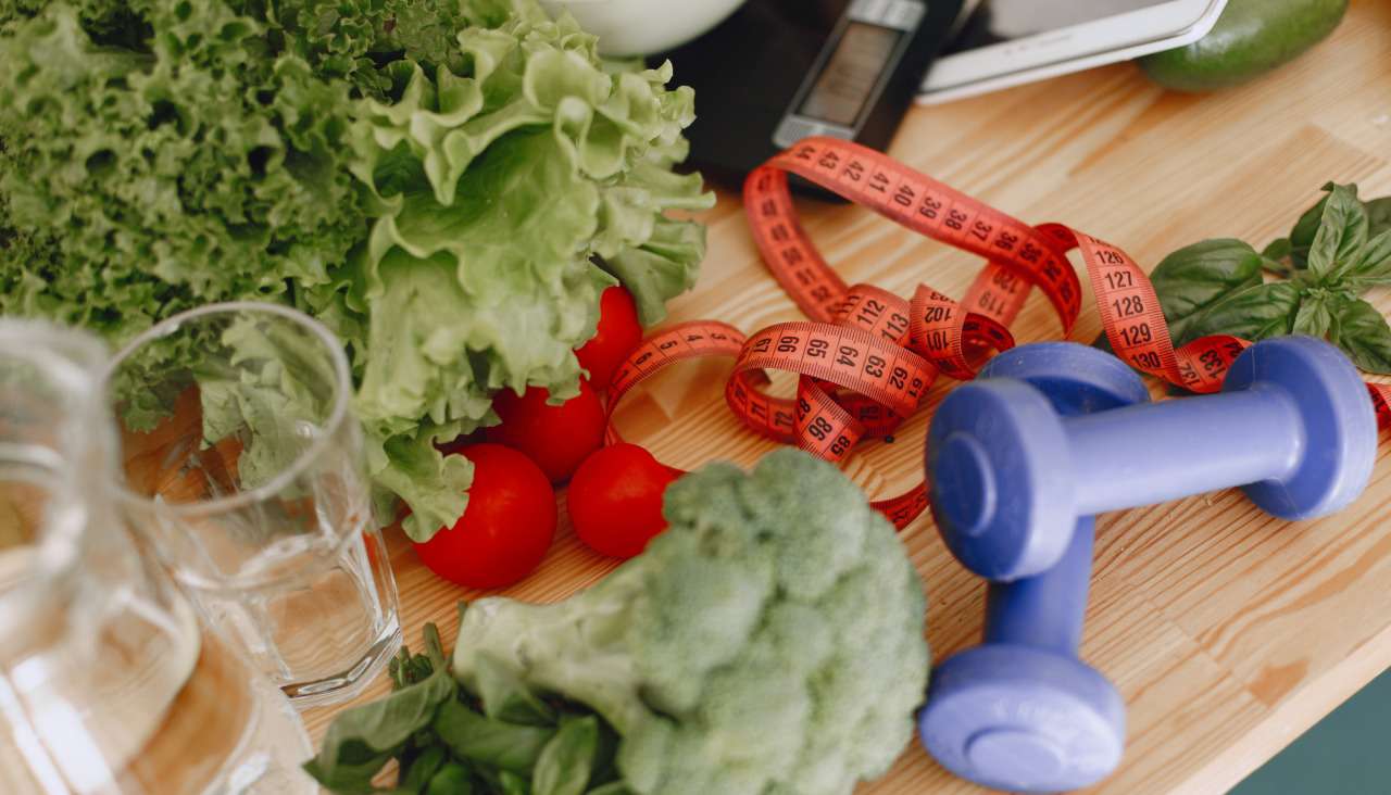 Conjunto de verduras crudas frescas productos sobre una mesa en una cocina moderna alimentacion saludable alimentos organicos