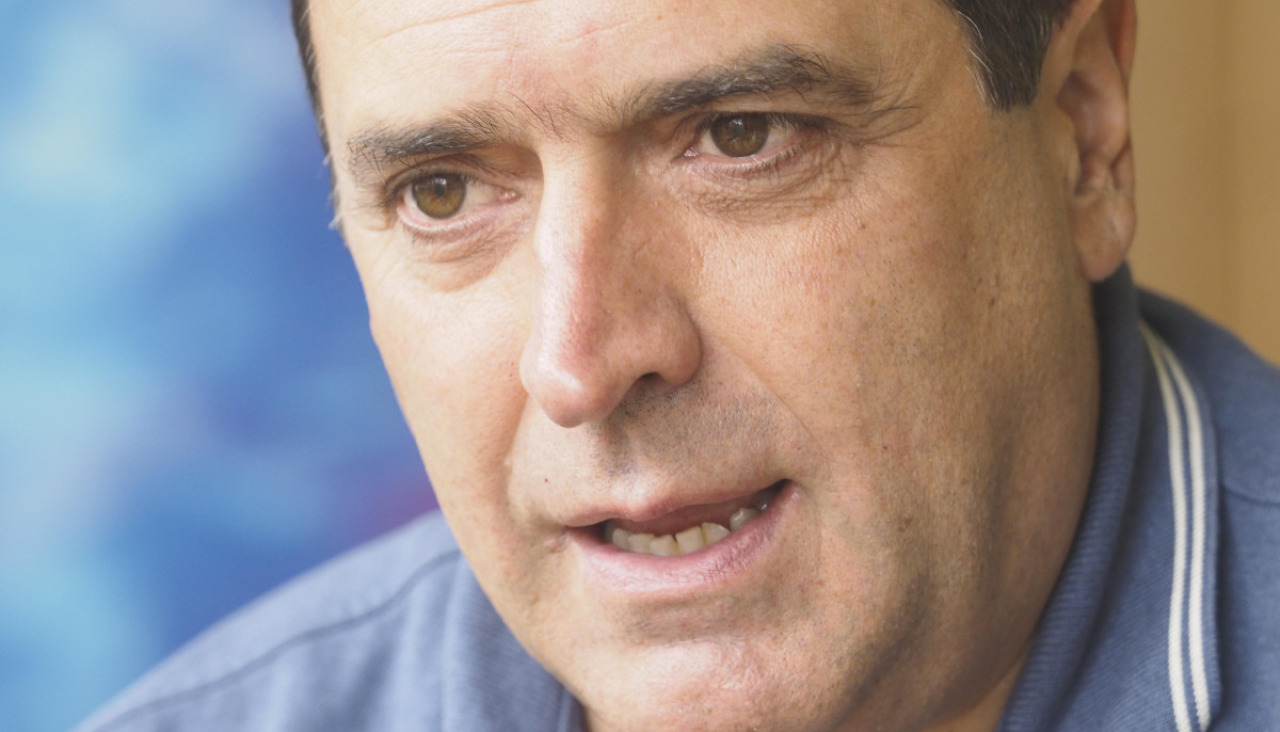 Dr. Rico durante la entrevista y frente a la playa valdoviñesa