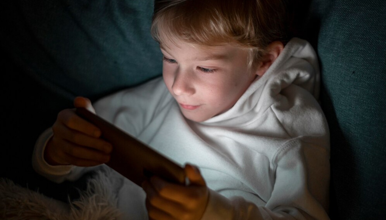 Nino smartphone cama noche 23 2148816974