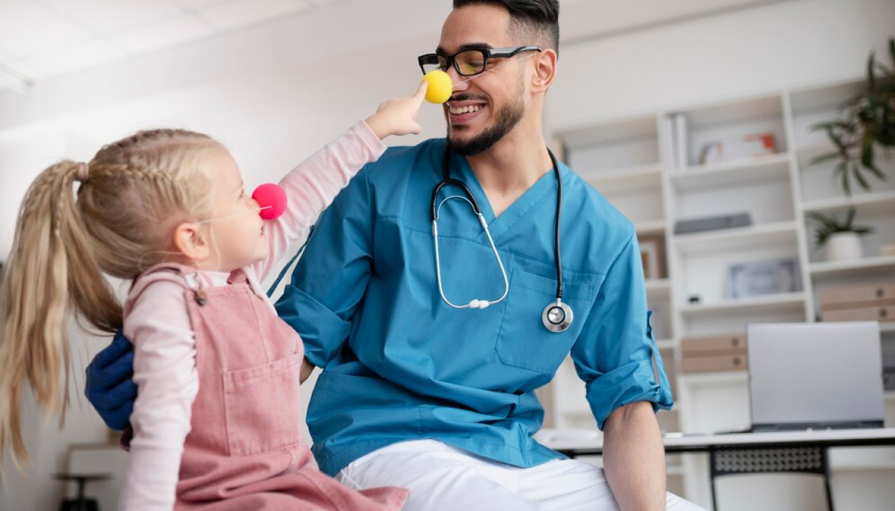 Doctor haciendo su trabajo oficina pediatria 23 2149224155