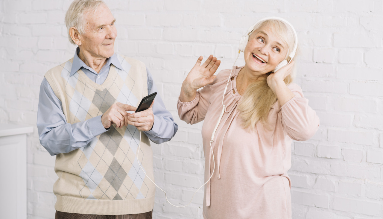 Pareja mayor escuchando musica en smartphone