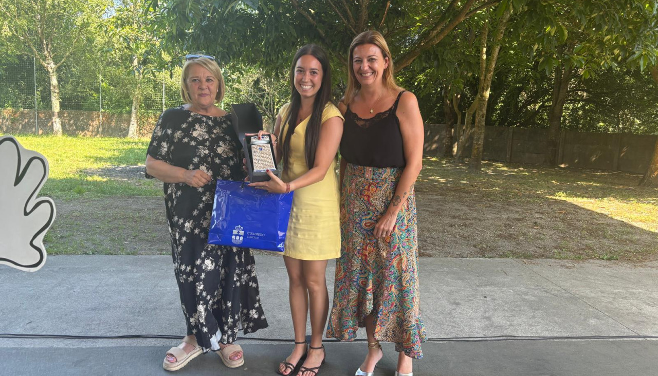 1 FOTONOTICIA CULLEREDO El CEIP de Tarru00edo rinde homenaje a su directora, Ana Liu00f1ares, por su jubilaciu00f3n