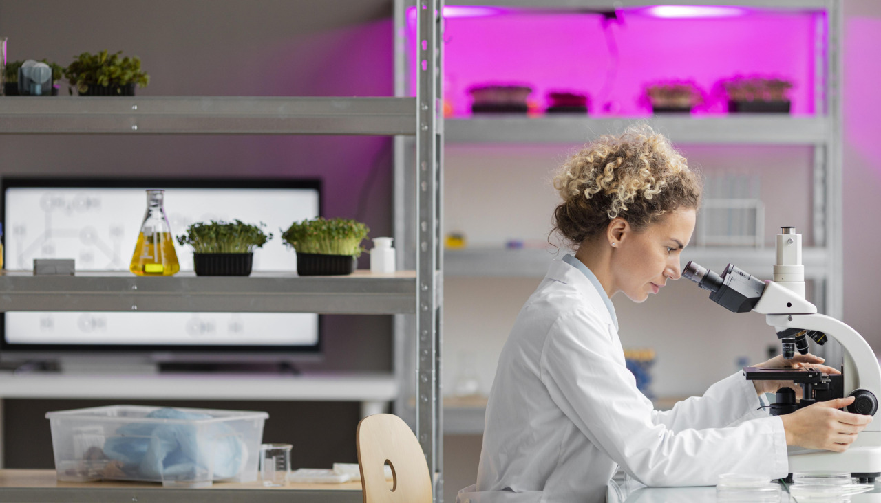 Vista lateral de la investigadora en el laboratorio