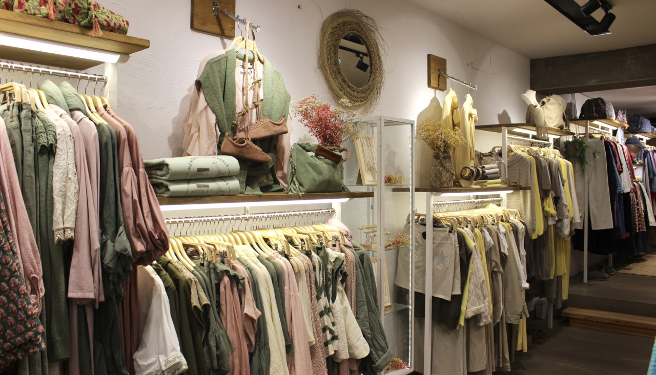 La nueva tienda se llena de luz y color con prendas perfectas para la temporada
