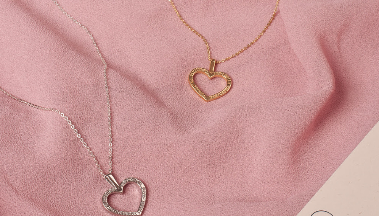 El collar u2018Viviendo todo falta, muriendo todo sobrau2019 l Cedidas (1)