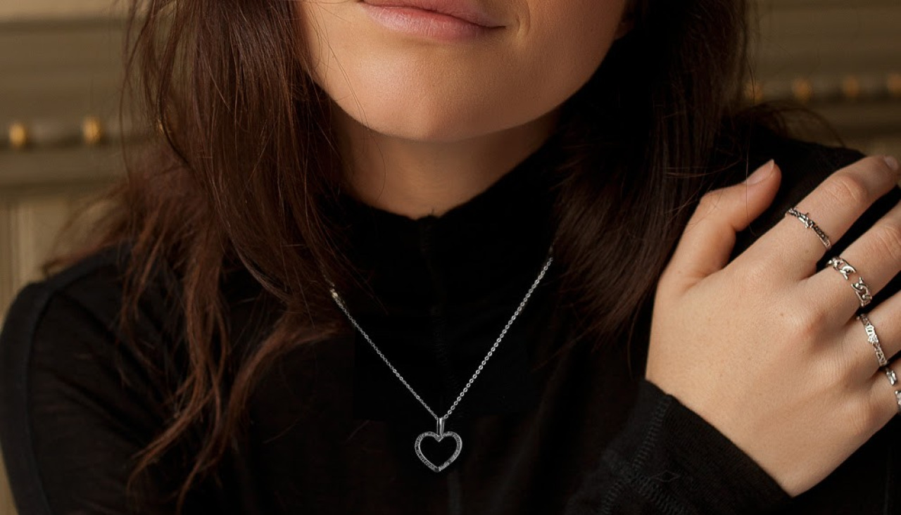 El collar u2018Viviendo todo falta, muriendo todo sobrau2019 l Cedidas (4)