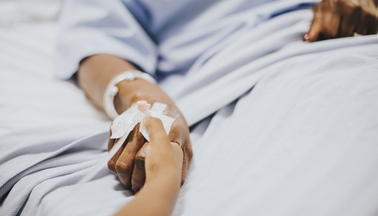 Hija de la mano de su madre en el hospital