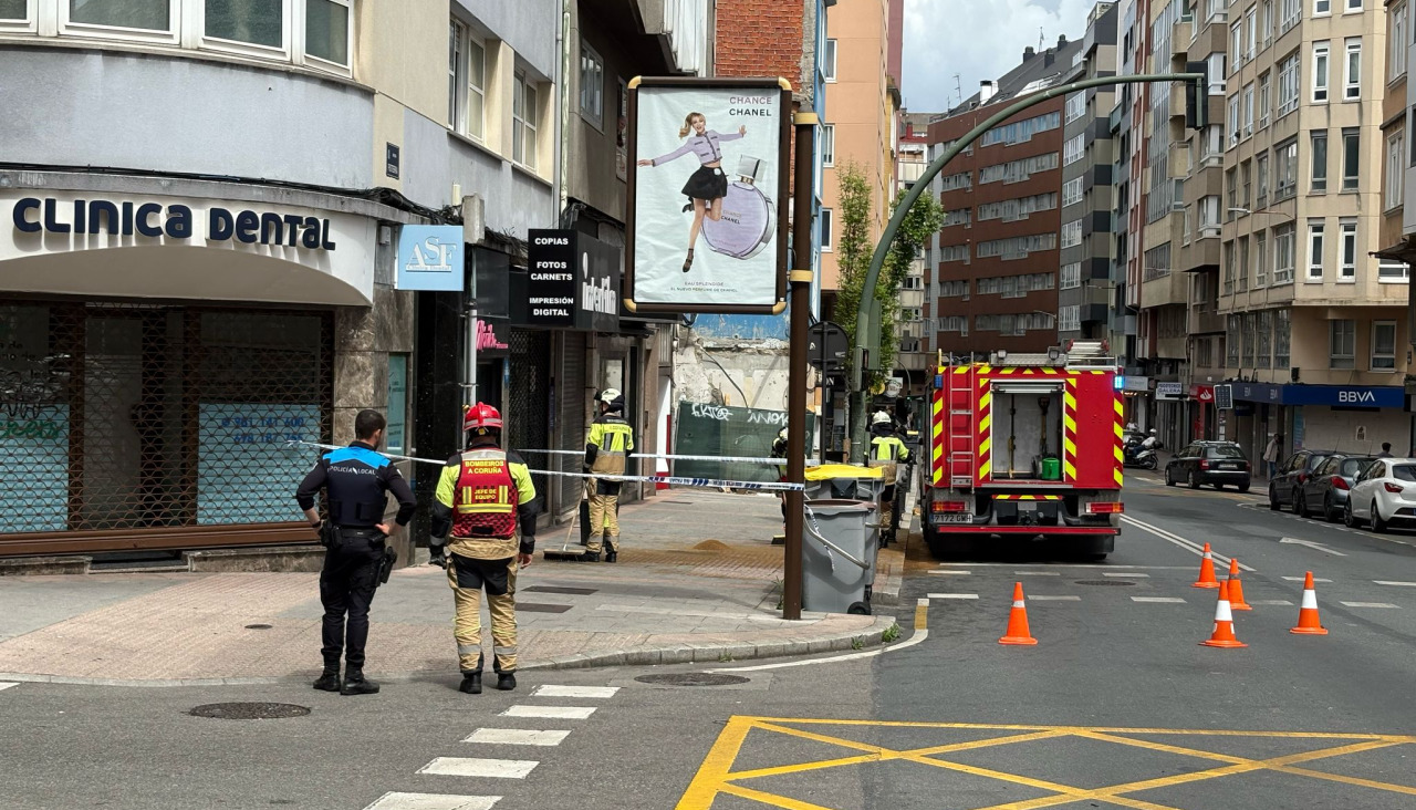 Un coche se empotra contra un local comercial en la avenida de Finisterre (4)