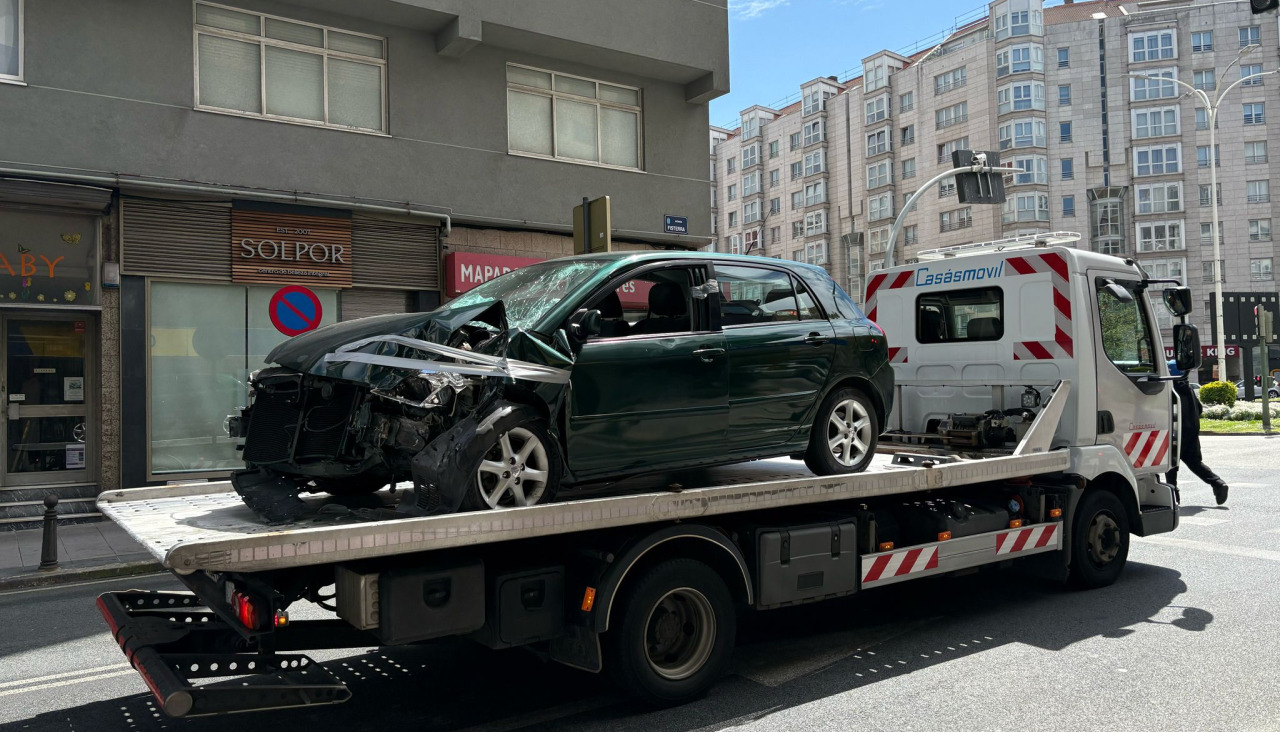 Un coche se empotra contra un local comercial de la avenida de Finisterre (3)