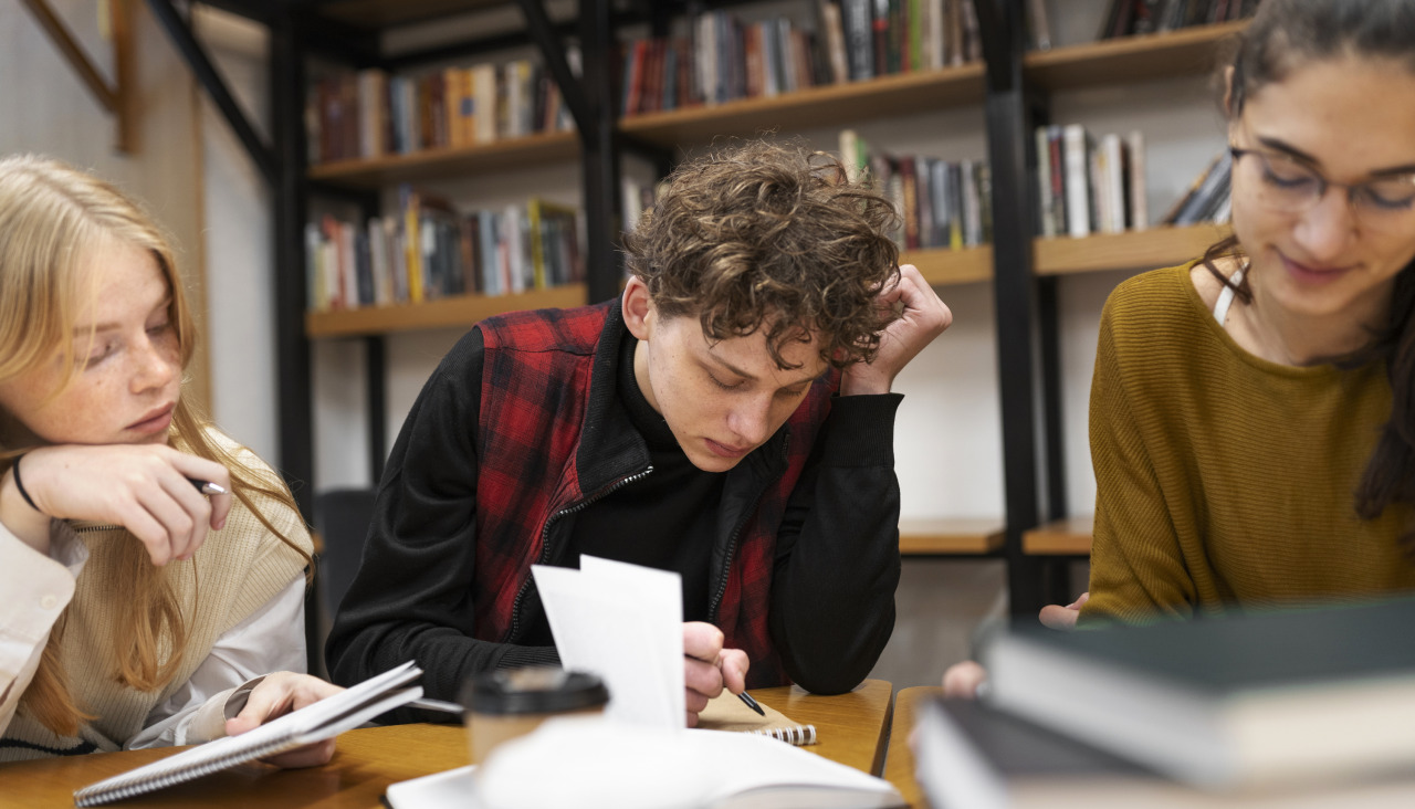 Estudiantes trabajando en grupo de estudio