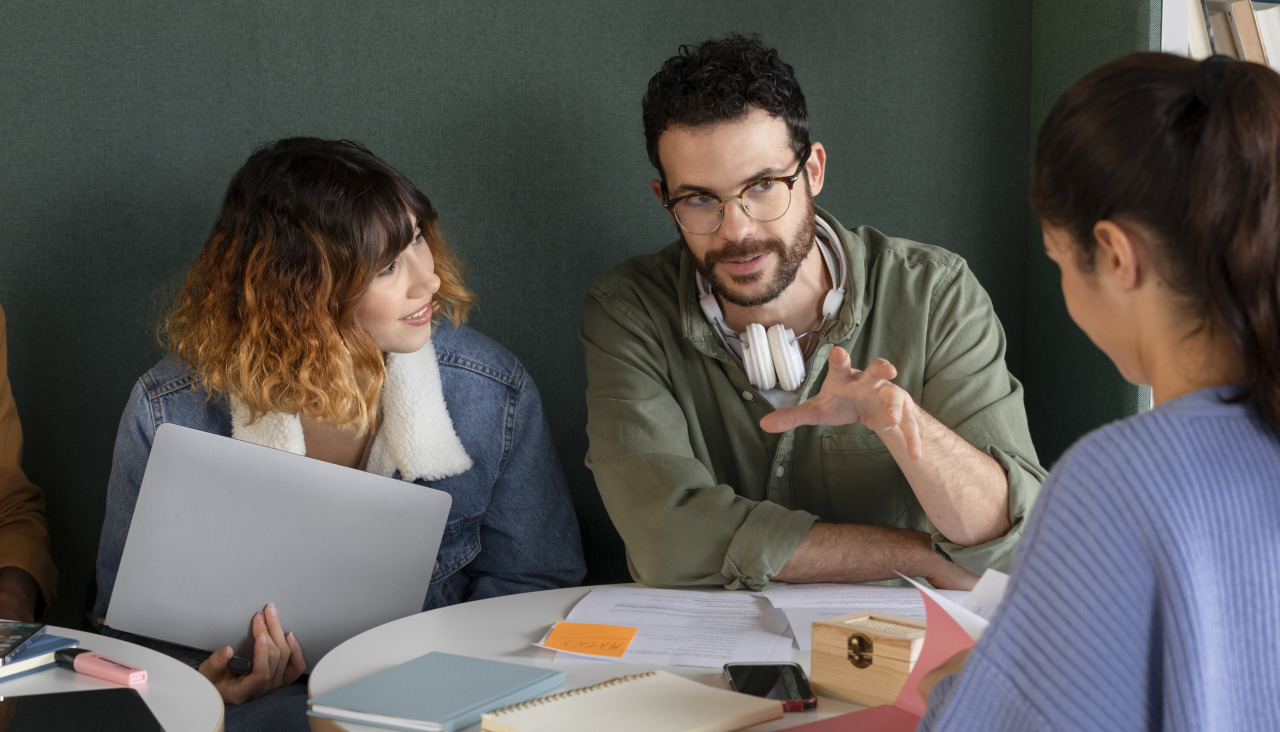 Amigos que estudian desde una computadora portatil y una computadora portatil durante la sesion de estudio