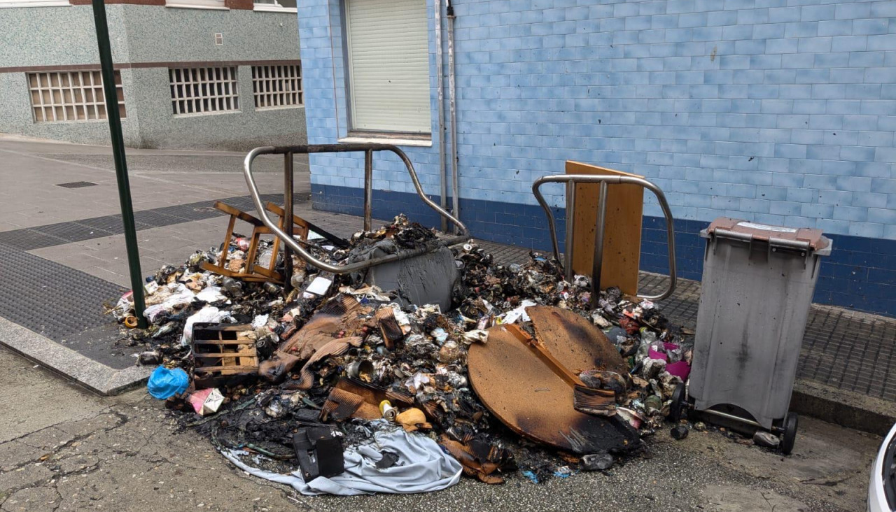 Contenedor incendiado en Santa Cecilia