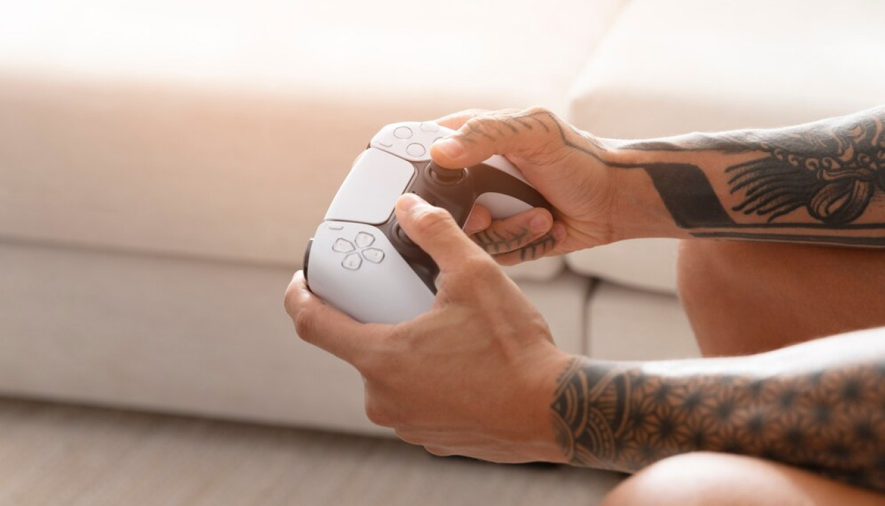 Gamer divirtiendose jugando videojuegos 23 2149142690