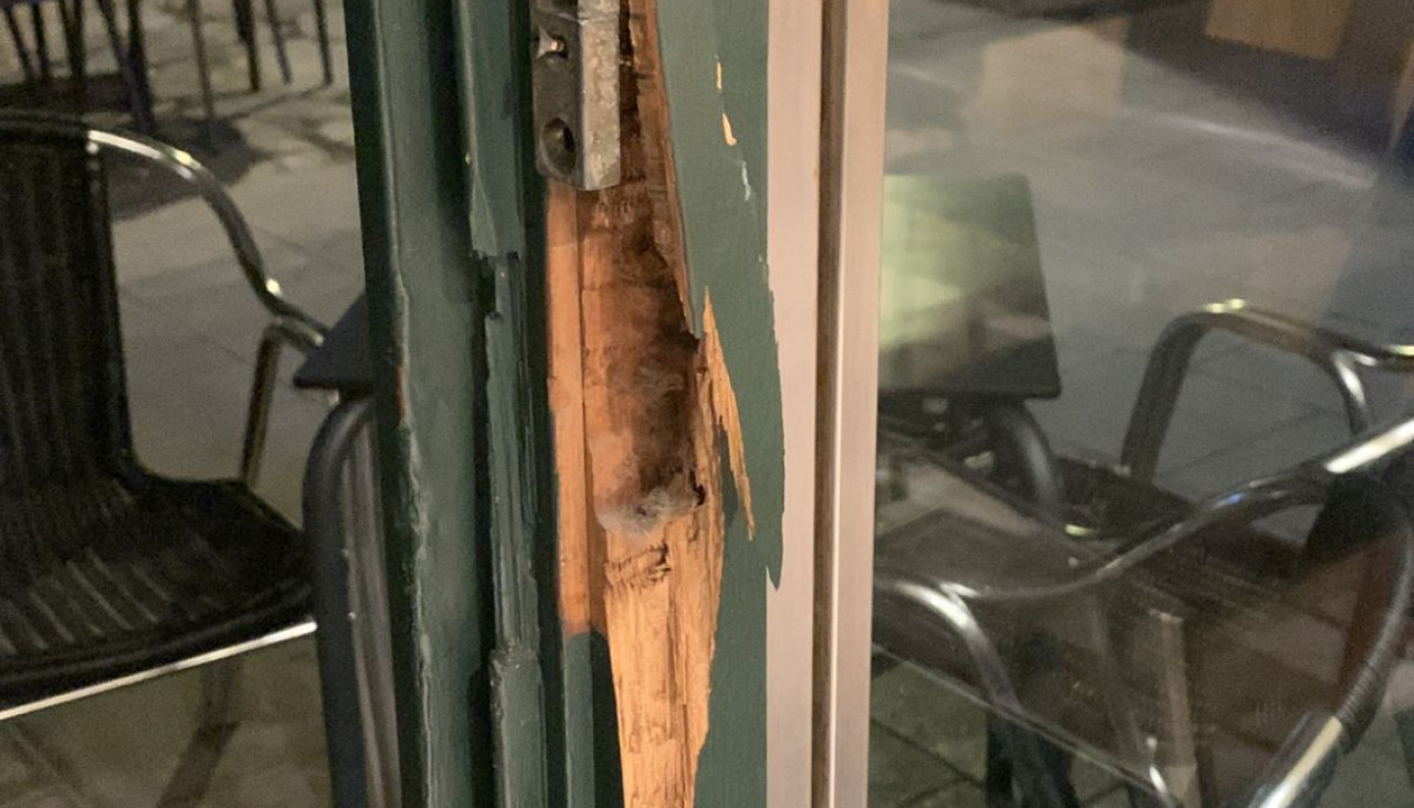 Puerta reventada por los ladrones en la zona de San Pablo