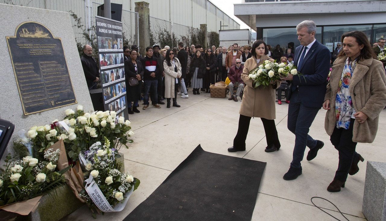 Alfonso Rueda deposita flores junto a la placa @EFE Salvador Sas
