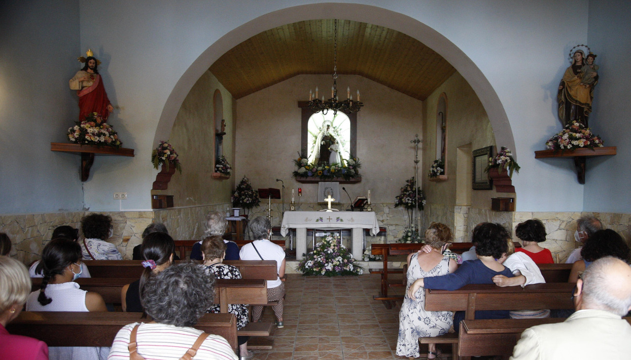 En el interior de la capilla se celebraron cuatro misas rezadas en honor a Santa Ana Quintana